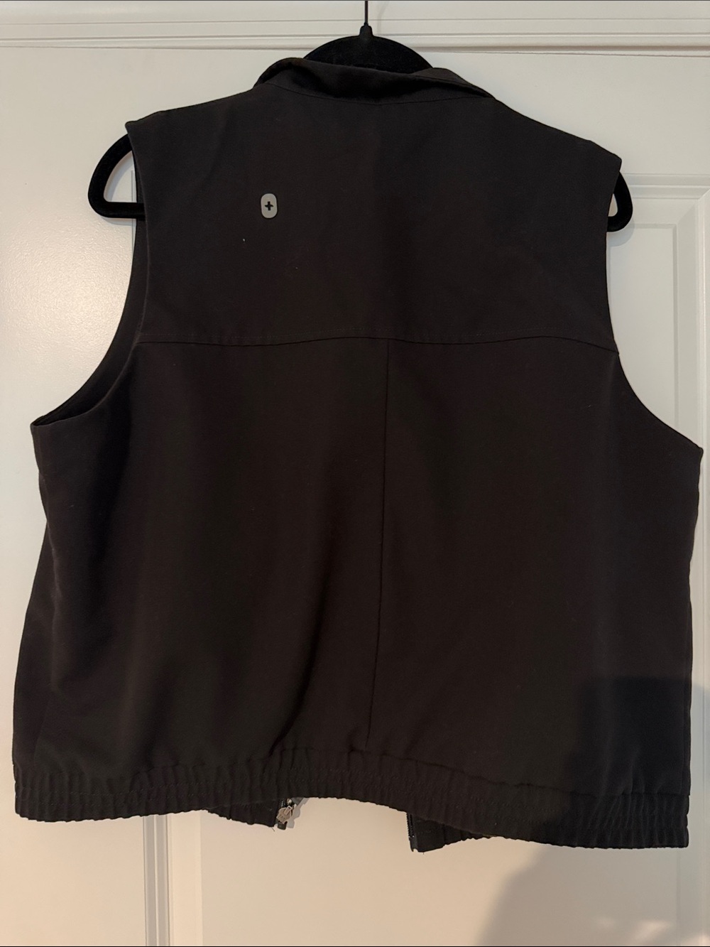 Figs Sydney Scrub Vest in Black - Picture 4 of 4